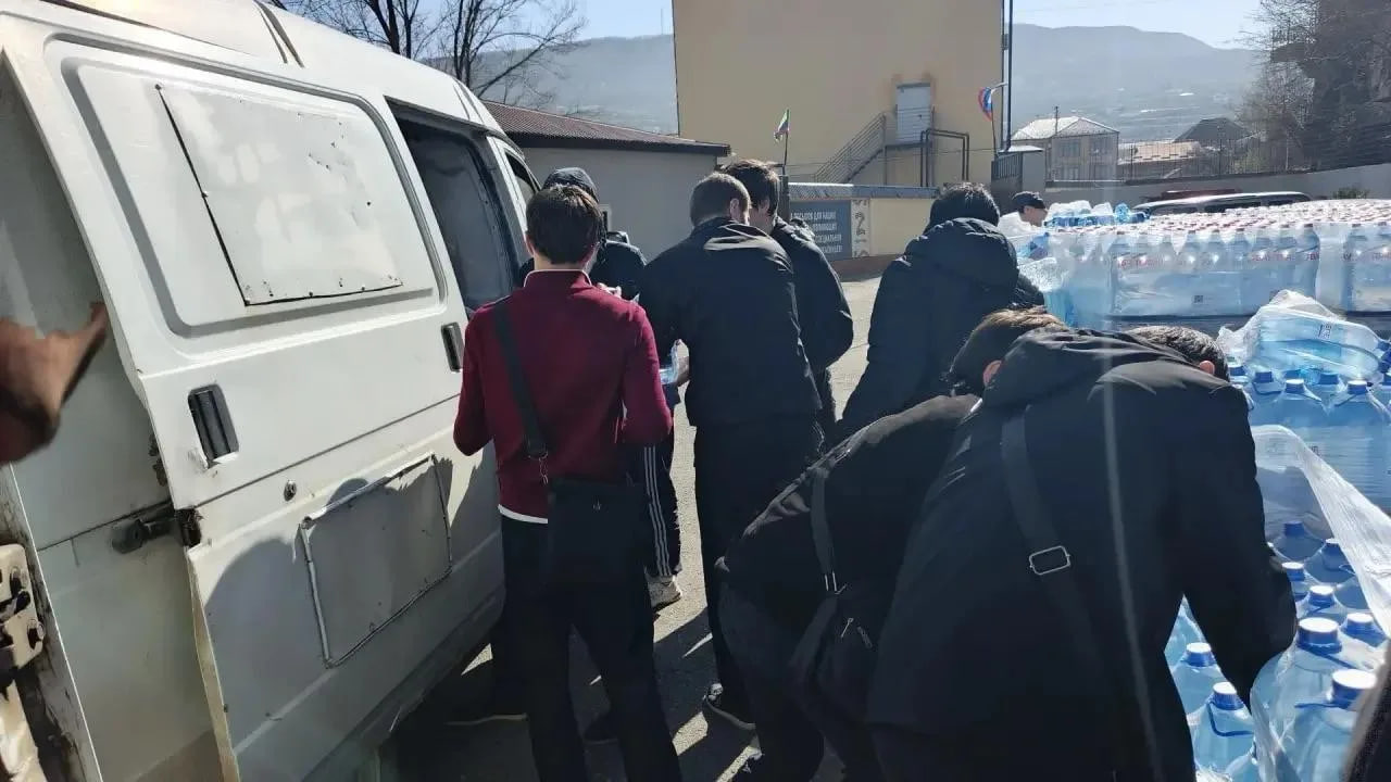 Студенты и педагоги Автомобильно-дорожного колледжа помогают пострадавшим от стихии в Махачкале